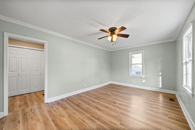 Building Photo - 2 Bedroom Pet Friendly Home For Rent Near Madison Street!