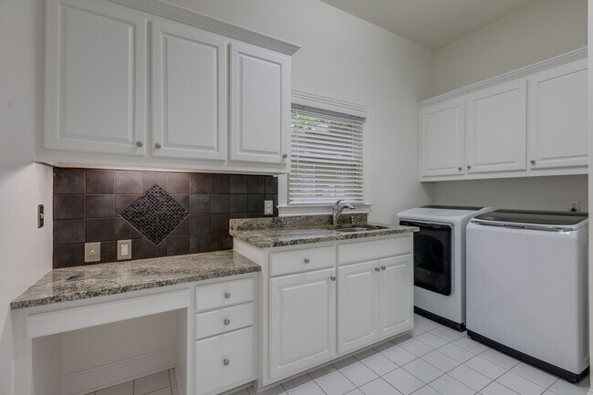 Building Photo - 4-Bed/4-Bath in Brentwood-- Walk to Kenros...