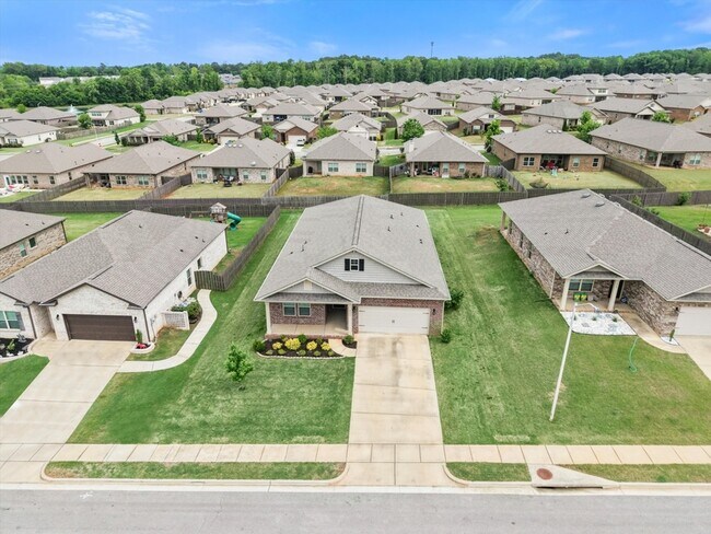 Building Photo - 227 Poplar Hollow Dr