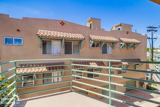 Building Photo - Modern 2Bdm 2.5Ba Town-home with Rooftop D...