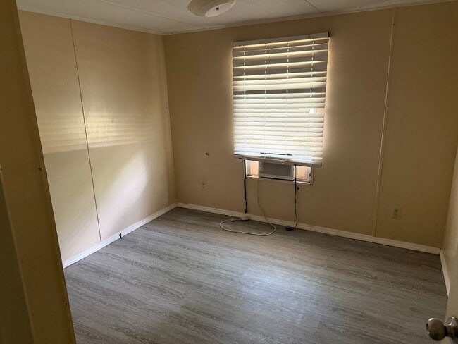 Building Photo - 3 bed 2 bath manufactures home available now