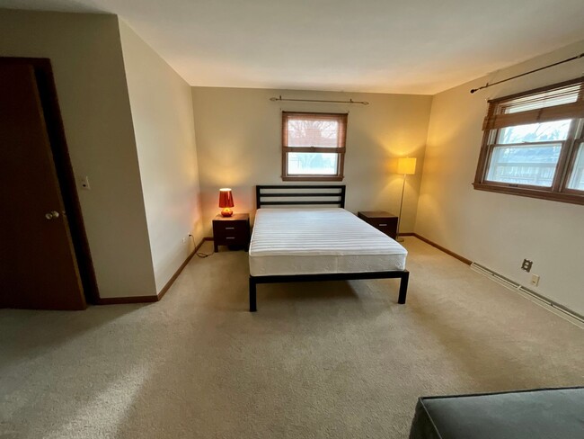 Building Photo - 3-bedroom, 3 bathroom, 12-month rental