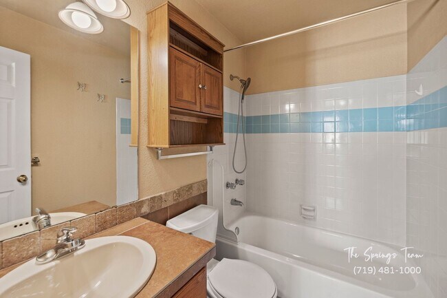 Building Photo - Spacious & Unique 3BD/2BA Townhome w/ Gara...