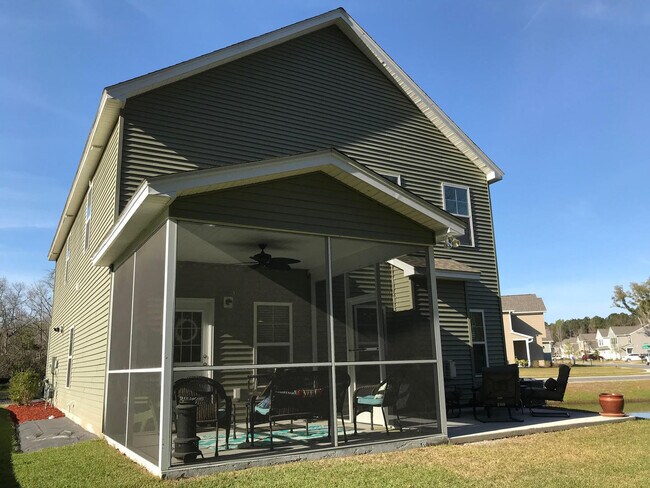 Building Photo - LARGE HOME WITH A POND LOT!