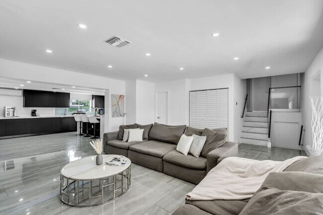 Building Photo - 1255 NE 199th St