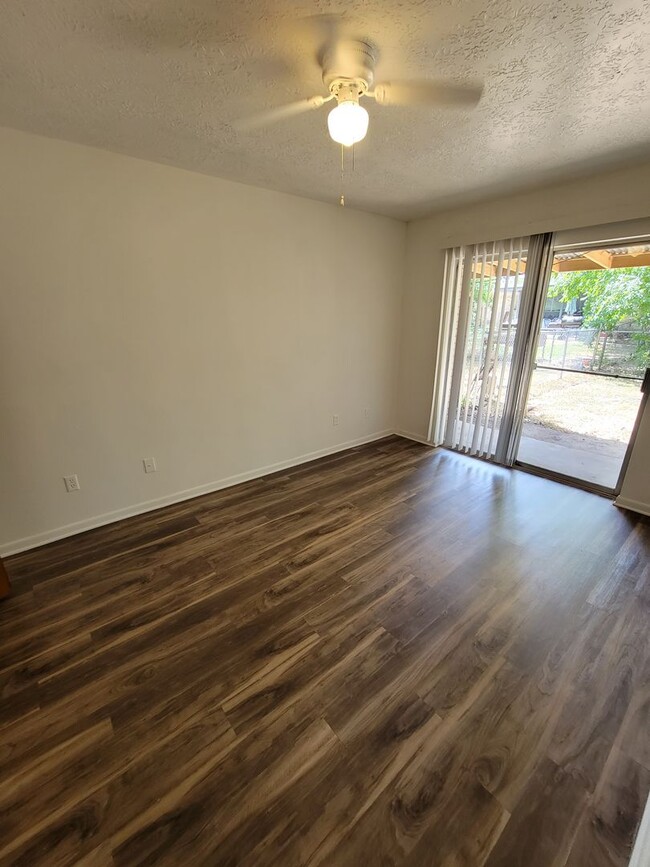 Building Photo - College Station - 2 bedroom / 1 bath Duple...
