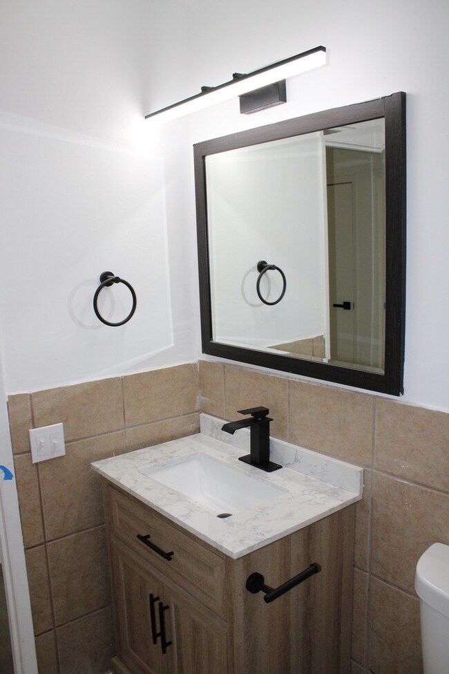 Building Photo - Spacious 4 bedrooms and 2 bathrooms in Kan...