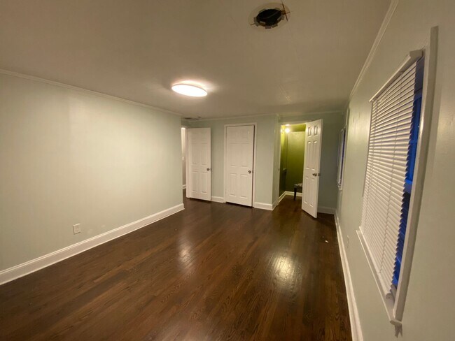 Building Photo - Spacious 5Bed/3.5Bath Townhome in Prime To...
