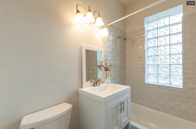Building Photo - Uptown - 1 Bed / 1 Bath - Dog Friendly!