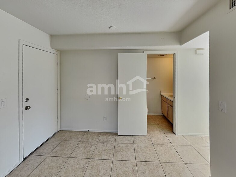 Building Photo - 10633 W Piccadilly Rd