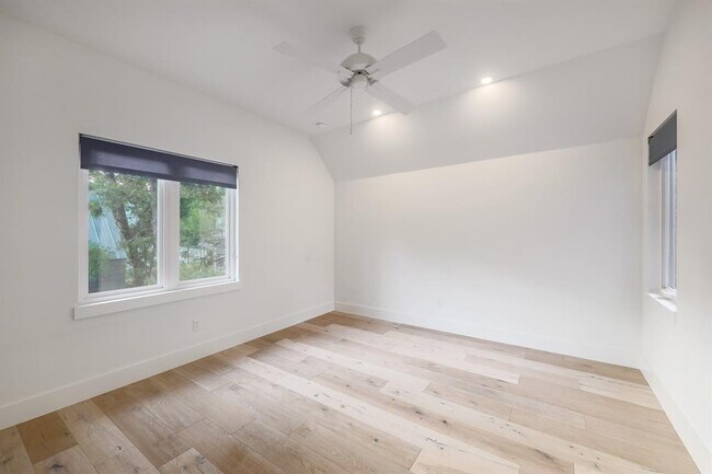 Building Photo - 2111 Brackenridge St