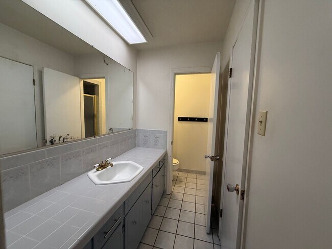 Building Photo - 3 bed 2 bath 2 car garage house