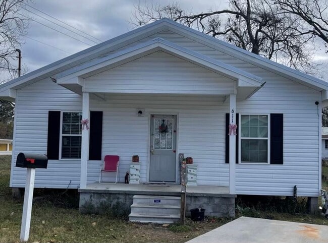 Primary Photo - 2 BED/1 BATH HOUSE