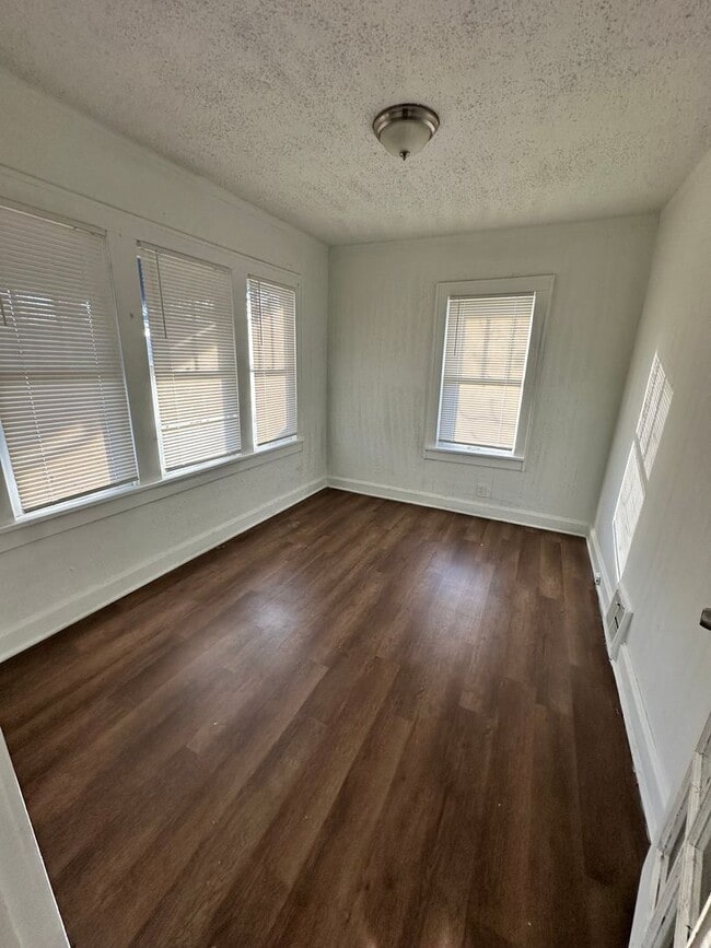 Building Photo - 3 bedroom 1 bath