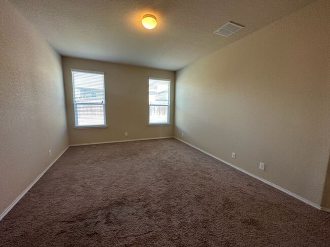 Building Photo - Super Nice Move In Ready 4 Bedroom One Sto...