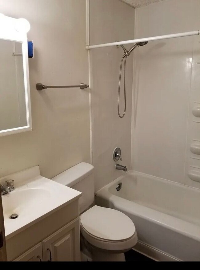 Building Photo - 4BR 2BA - Walk to campus!