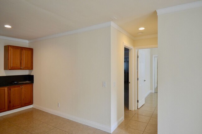 Building Photo - Ground Level Home La Jolla Village! Washer, Dryer, Parking, Upgraded Appliances! Walk to beaches!