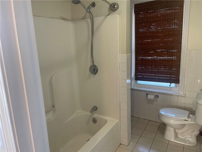 Building Photo - 585 Main St