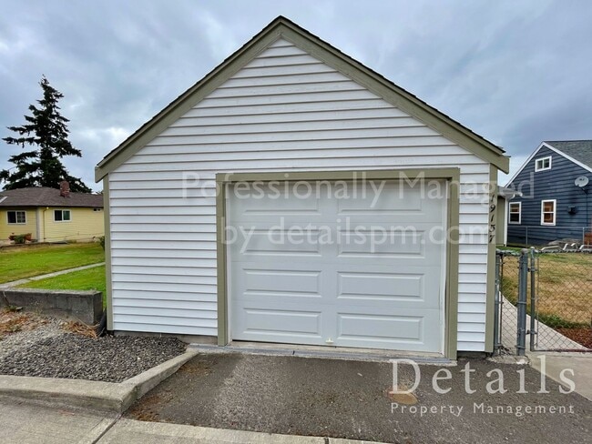 Building Photo - COMING SOON: Poulsbo 2 Bedroom with Water & Mountain Views!
