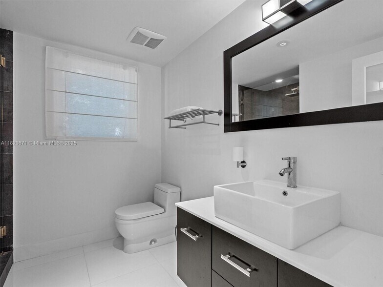 Building Photo - 425 E Dilido Dr
