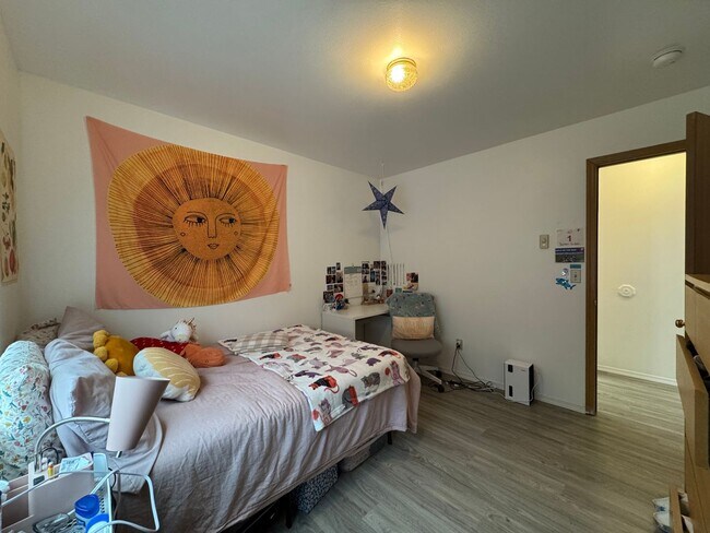 Building Photo - 4 Bedroom 2 Bathroom Duplex - Near WWU