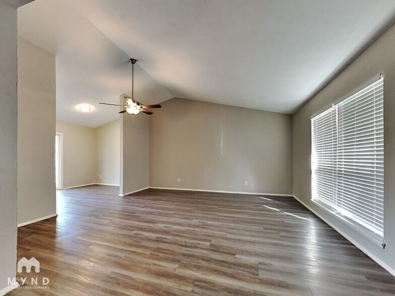 Building Photo - 2822 Canary Ln