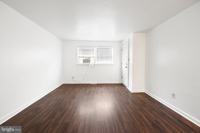 Building Photo - 3816 W Bay Ave