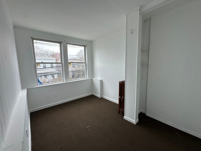 Building Photo - 66 Louis St