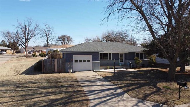 Building Photo - 2104 3rd St