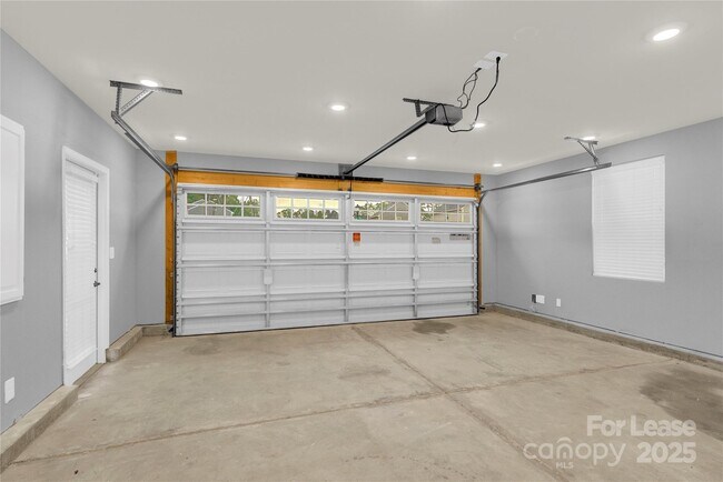 Building Photo - 3212 Coast Oak Rd