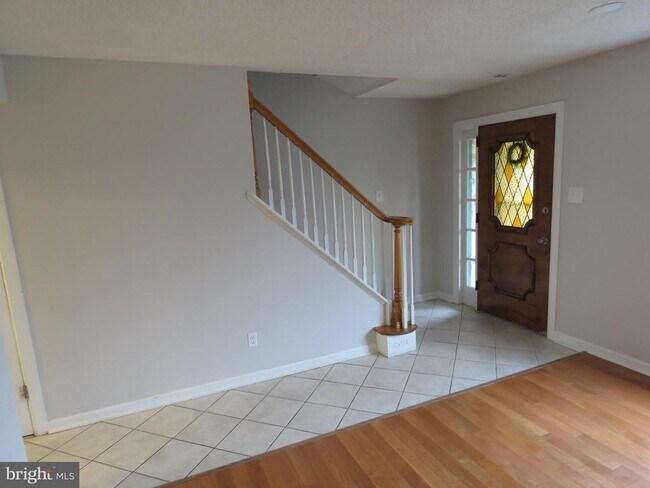 Building Photo - 6240 Patrick Henry Ct