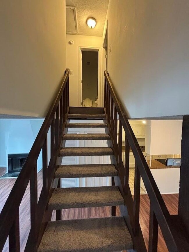 Building Photo - 3 Bedroom Townhouse available in Ashley Vi...