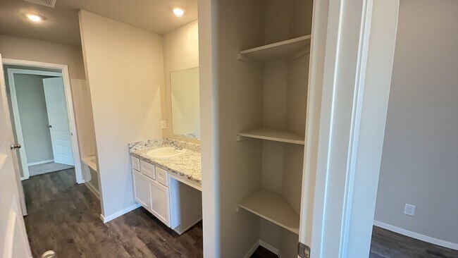Building Photo - Welcome to this beautiful 4 bed, 2 bath ho...