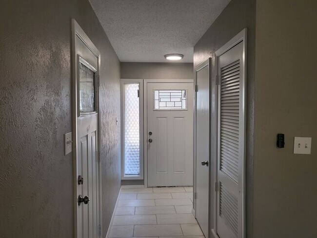 Building Photo - 6708 Robindale Rd