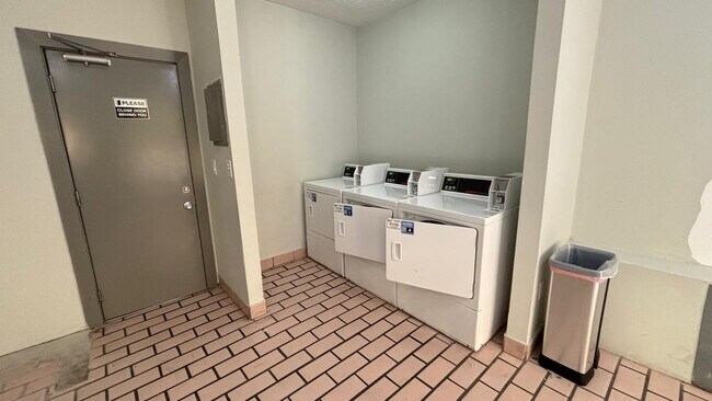 Building Photo - 1320 Drexel Ave