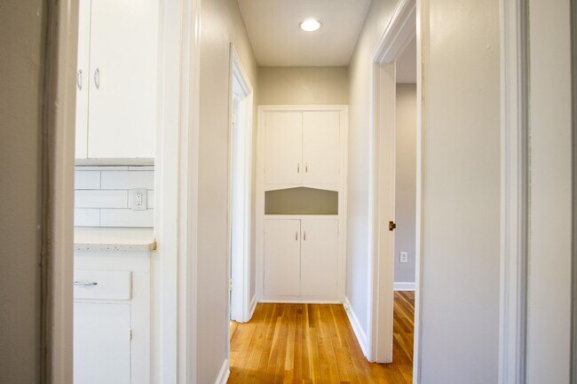 Building Photo - Charming NW 1-Bed Ready Late May!