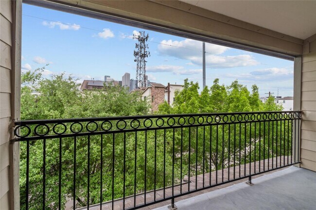 Building Photo - Experience Urban Living at Its Finest!