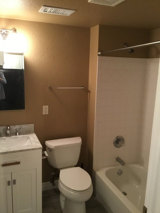 Building Photo - Adorable Studio in 1909 Building! Heart of Capitol Hill