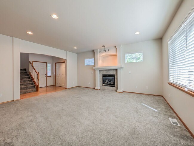 Building Photo - Move in ready 4 bed, 2.5 bath home W/ New Paint & Carpet!