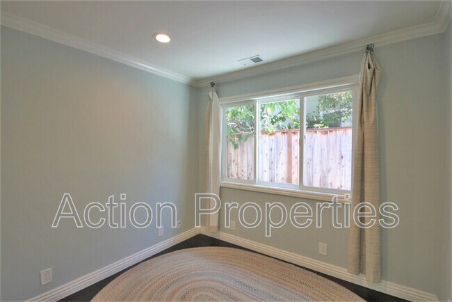 Building Photo - 1074 Highlands Cir