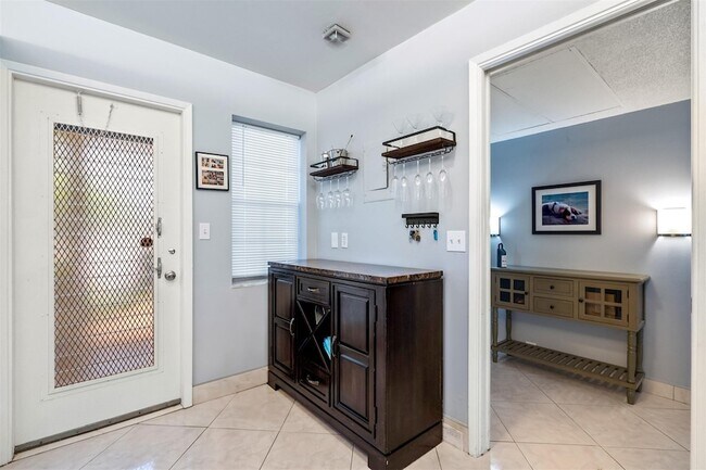 Building Photo - 3151 S Palm Aire Dr