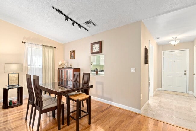 Building Photo - 4665 Oak Hill Dr