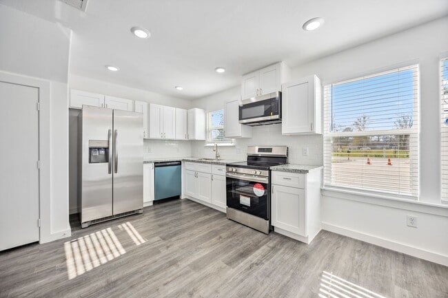 Building Photo - Brand New! Stunning 2-Story Unit