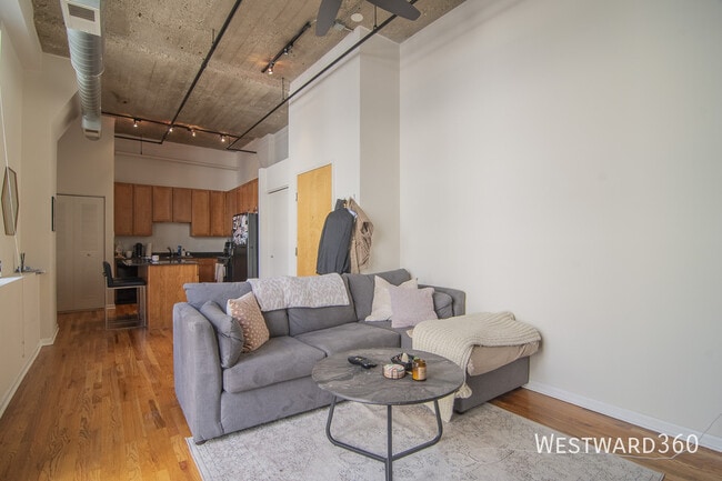 Building Photo - 758 N Larrabee St