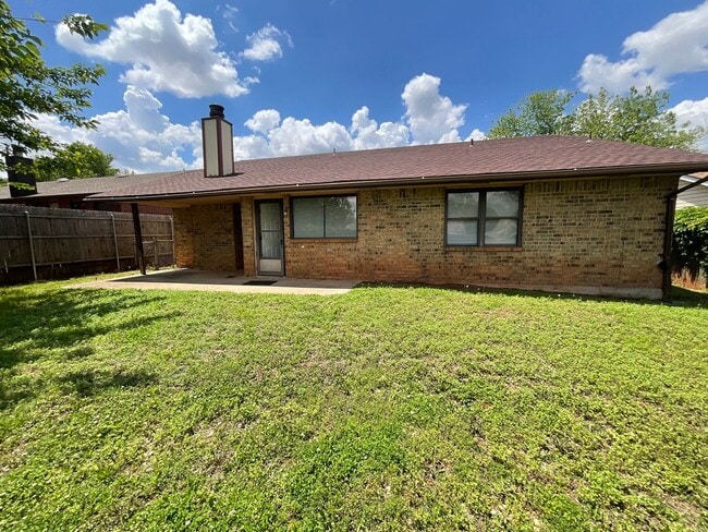 Building Photo - 3 Bed. 2 Bath, 2 Car Garage
