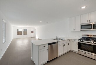 Building Photo - New Rent Rate! Modern 4/2 in East Central/ Sapphire Grove