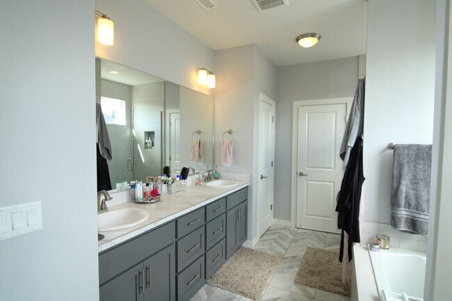 Building Photo - BEAUTIFUL 4+ BR, 2.5 BA - SPECIAL $500 OFF for December Move In!