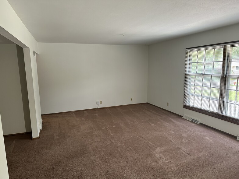 Livingroom - 1331 Martha Washington Dr