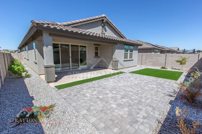 Building Photo - 15243 W Latham St