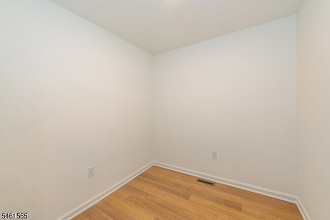 Building Photo - 39 Ledgewood Ave